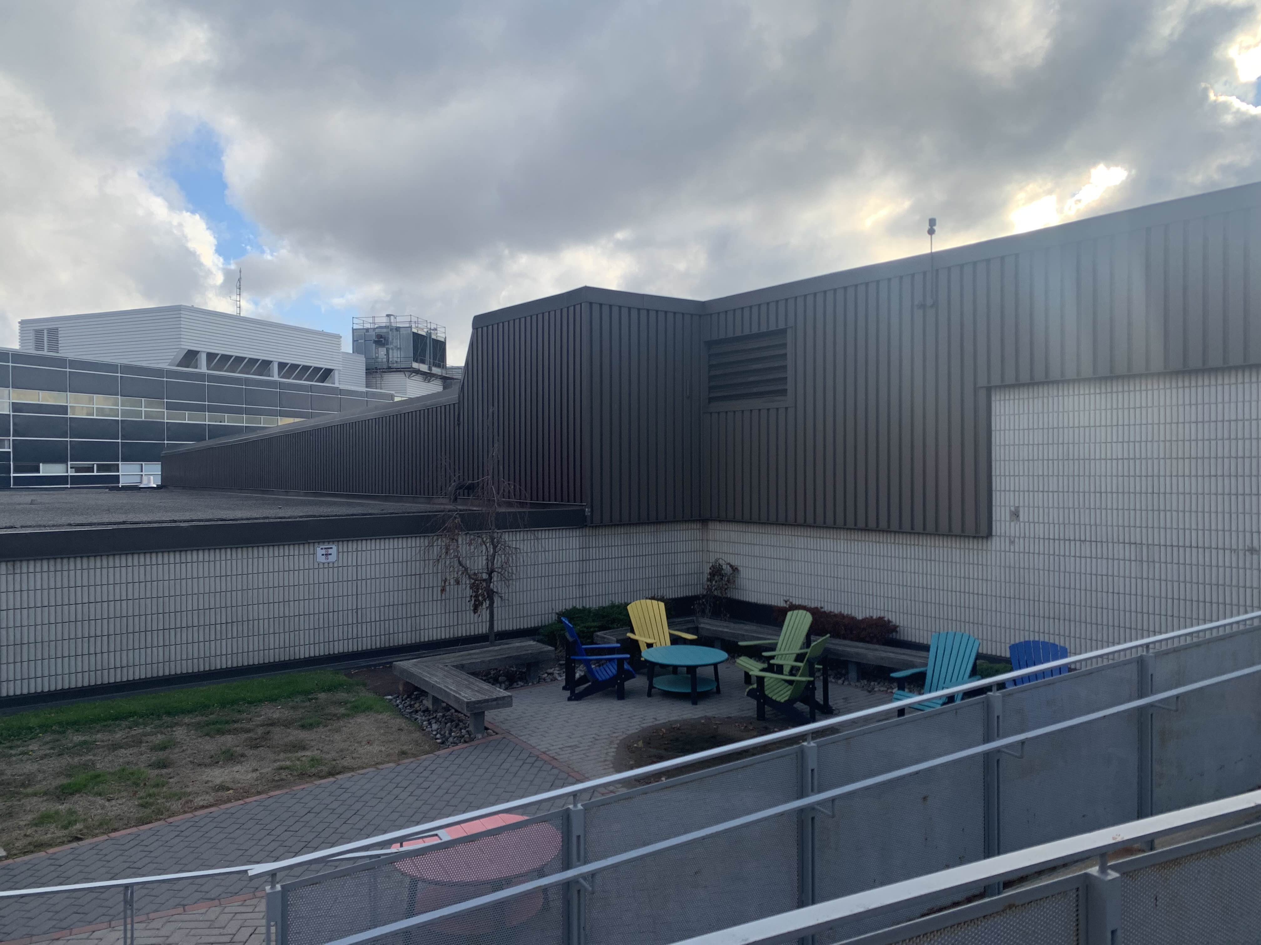 The outdoor sitting area between the J and AA wings. My group felt that the background wall was just kinda... gross, and the mismatch between the lounge chairs (encouraging laying back) and the tables (encouraging sitting up, doing work) just made the space feel like it was tossed together.